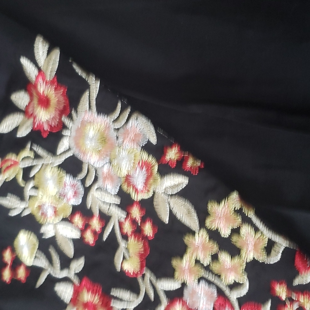 M left 😊Beautiful New boutique embroidered top - Picture 7 of 11